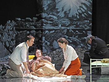 Szene aus der Wiederaufnahme von "La Bohème" in Coburg mit Celeste Siciliano (liegend) als Mimi. Foto: Andrea Kremper