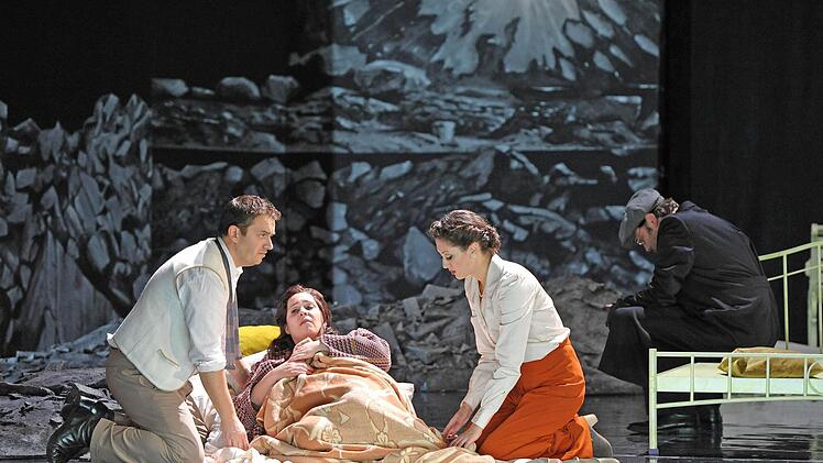 Szene aus der Wiederaufnahme von "La Bohème" in Coburg mit Celeste Siciliano (liegend) als Mimi. Foto: Andrea Kremper