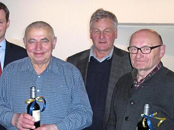 Die Geehrten (von links): Robert Dotterweich, Manfred Bauernschmitt und Ludwig Dotterweich. Im Hintergrund: MdB Thomas Silberhorn und Andreas Knorr  Foto: pr