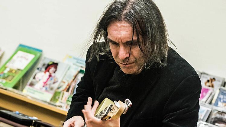 Manfred Kern und Harry Düll (Gitarre) gestalteten eine musikalische Lesung in der Stadtbücherei. Fotos: Jochen Berger