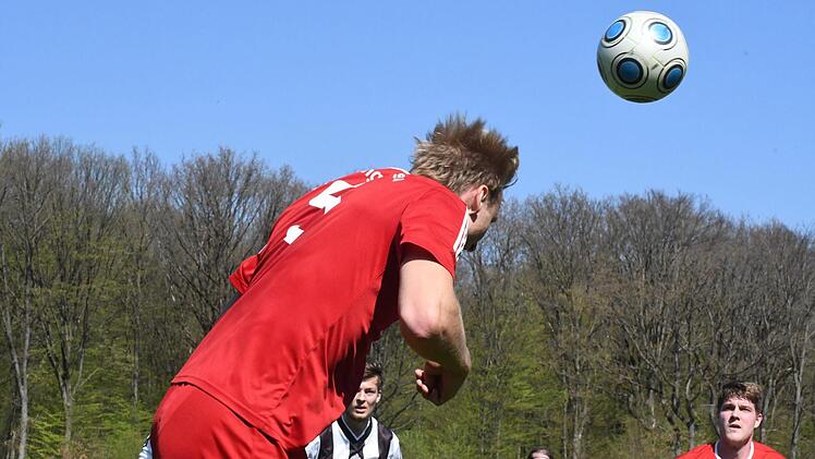 Szene aus dem Spiel des FC Eltingshausen (in rot) gegen die SG Rottershausen II/Rannungen II (0:13). Foto: Hopf