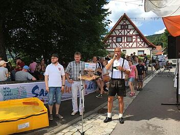 Bei der Floßübergabe sind zu sehen (von links): Steffen Fröhlich, der Vorsitzende des Musikzugs Wildflecken, Kuno Holzheimer von der Bayerischen Musikakademie Hammelburg und Wildfleckens Bürgermeister Gerd Kleinhenz.  Foto: Ralf Gundelach