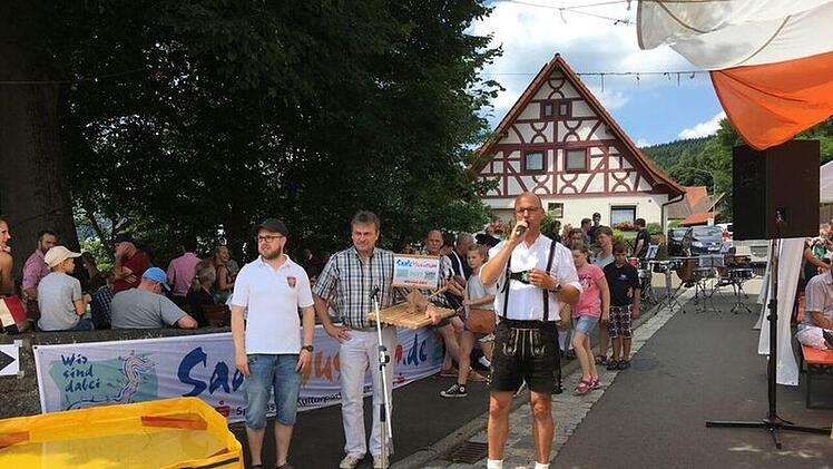 Bei der Floßübergabe sind zu sehen (von links): Steffen Fröhlich, der Vorsitzende des Musikzugs Wildflecken, Kuno Holzheimer von der Bayerischen Musikakademie Hammelburg und Wildfleckens Bürgermeister Gerd Kleinhenz.  Foto: Ralf Gundelach
