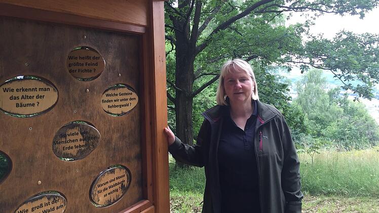 Stadtförsterin Carmen Hombach hat das waldpädagogische Konzept des Naturlehrpfads am Rehberg entwickelt.  Foto: Stephan Tiroch