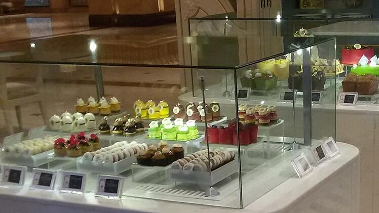 Das Kuchenbuffet mit der vergoldeten Torte. Foto: privat