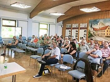 Einhellig gegen die Pl&auml;ne der Deutschen Bahn sprachen sich die B&uuml;rger aus.  Foto: Horst Lange