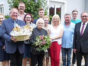 Margarethe Schnock (vorne mit Blumenstrauß) im Kreise der Familie und weiterer Gratulanten  Foto: Klaus-Peter Wulf