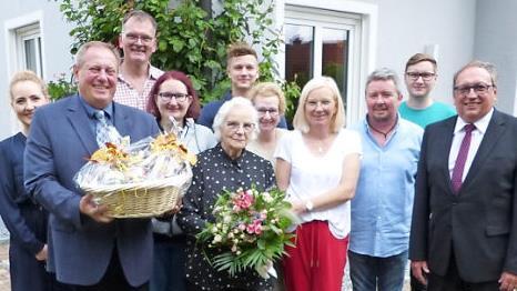 Margarethe Schnock (vorne mit Blumenstrauß) im Kreise der Familie und weiterer Gratulanten  Foto: Klaus-Peter Wulf