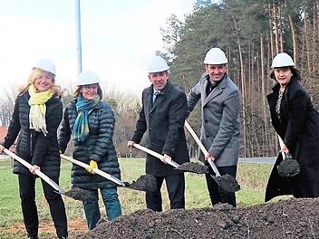 Der Landkreis zeigt Flagge (von links): B&uuml;rgermeisterin Ille D&ouml;lle (Eckental), Zweite B&uuml;rgermeisterin Monika Bentz (Kalchreuth), Landrat Alexander Tritthart, B&uuml;rgermeister Frederic Ruth (Uttenreuth) und stellvertretende Landr&auml;tin Gabriele Klau&szlig;ner f&uuml;hren an der Minderleinsm&uuml;hle Richtung Weiher den ersten Spatenstich aus. Foto: Landratsamt