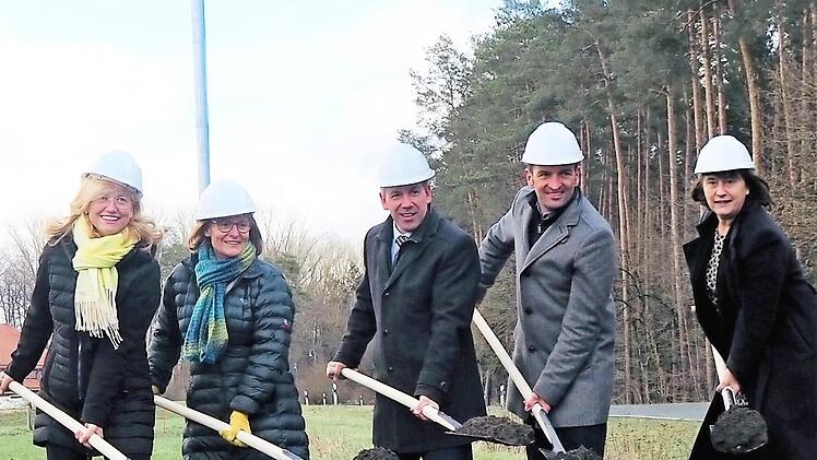 Der Landkreis zeigt Flagge (von links): B&uuml;rgermeisterin Ille D&ouml;lle (Eckental), Zweite B&uuml;rgermeisterin Monika Bentz (Kalchreuth), Landrat Alexander Tritthart, B&uuml;rgermeister Frederic Ruth (Uttenreuth) und stellvertretende Landr&auml;tin Gabriele Klau&szlig;ner f&uuml;hren an der Minderleinsm&uuml;hle Richtung Weiher den ersten Spatenstich aus. Foto: Landratsamt