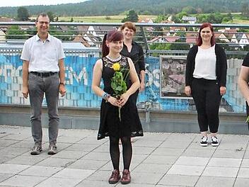 Im Bild von links einige der erfolgreichen Absolventen mit ihren Leitern und Ausbildern: Lara Ponsel, Stellvertretender Leitern Christian Behner, Pia Schm&ouml;lzing, Bereichsleiterin Ruth H&auml;hnlein, Bereichsleiterin Wohnen, Kinder und Jugendliche Rebecca M&auml;tzke-Zapf sowie Svenja Wohlrath Foto: Roland Dietz