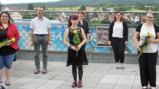 Im Bild von links einige der erfolgreichen Absolventen mit ihren Leitern und Ausbildern: Lara Ponsel, Stellvertretender Leitern Christian Behner, Pia Schm&ouml;lzing, Bereichsleiterin Ruth H&auml;hnlein, Bereichsleiterin Wohnen, Kinder und Jugendliche Rebecca M&auml;tzke-Zapf sowie Svenja Wohlrath Foto: Roland Dietz