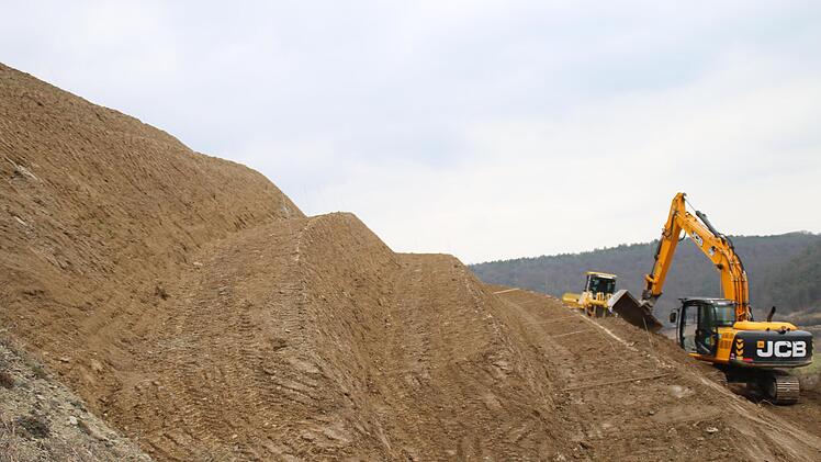 Mit der Querterrassierung eines zwei Hektar großen Weinbergs in Ramsthal  betritt das Weingut Neder Neuland.