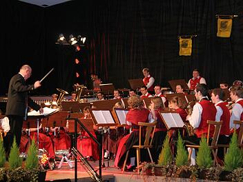 Dirigent Georg Maderer leitet die Mitglieder des Symphonischen Blasmusikorchesters an. Fotos: fra-press