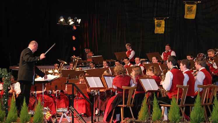 Dirigent Georg Maderer leitet die Mitglieder des Symphonischen Blasmusikorchesters an. Fotos: fra-press