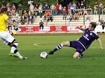 Der Bamberger Dominik Schmitt (r.) kommt vor dem Bayreuther Michael Eckert an den Ball, doch der Schiedsrichter entscheidet auf Foulspiel. Foto: sportpress