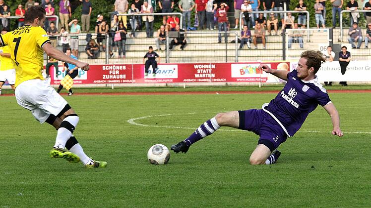 Der Bamberger Dominik Schmitt (r.) kommt vor dem Bayreuther Michael Eckert an den Ball, doch der Schiedsrichter entscheidet auf Foulspiel. Foto: sportpress