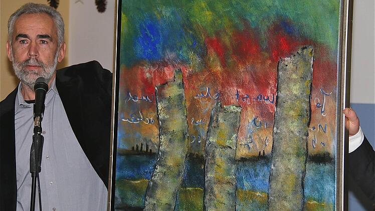 Karl-Heinz Maul präsentierte das Gemälde eines Hammelburger Künstlers mit dem Titel "Glaube, Liebe, Hoffnung".