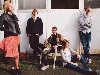 Das Ensemble "Ernst von Leben" (v.l.): Olga Seehafer, Jakob Fischer, Felix Forsbach, Johanna Waldhoff und Thomas Paulmann .  Foto: Marian Lenhard