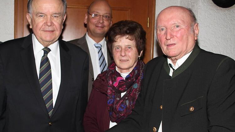 Hans Eberlein mit seiner Frau Gisela sowie (von links) Hans Albert Ruckdeschel und Markus Wieczorek Foto: Sonja Adam