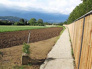 Vom "Rommel-Kreisel" an der A&nbsp;73 entlang (rechts im Bild die soeben fertiggestellte L&auml;rmschutzwand) und am Baugebiet "Kommb&uuml;hl" vorbei zur Horsdorfer Stra&szlig;e f&uuml;hrt die Trasse, die f&uuml;r die Nord-Ost-Spange ins Auge gefasst wird. Foto: Matthias Einwag