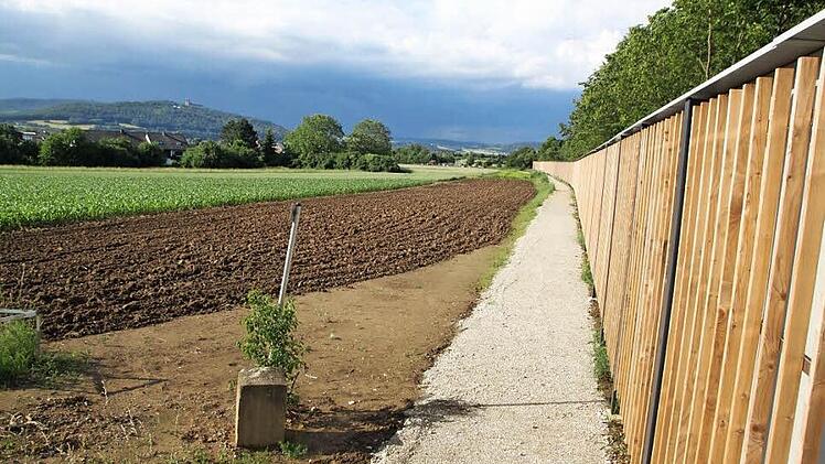 Vom "Rommel-Kreisel" an der A&nbsp;73 entlang (rechts im Bild die soeben fertiggestellte L&auml;rmschutzwand) und am Baugebiet "Kommb&uuml;hl" vorbei zur Horsdorfer Stra&szlig;e f&uuml;hrt die Trasse, die f&uuml;r die Nord-Ost-Spange ins Auge gefasst wird. Foto: Matthias Einwag