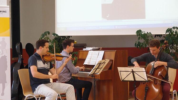 Impressionen vom Gesprächskonzert mit dem Aramis-Trio im Coburger Gymnasium Ernestinum. Der Auftritt war Besstandteil des Festivals "Klanggrenzen".Foto: Jochen Berger