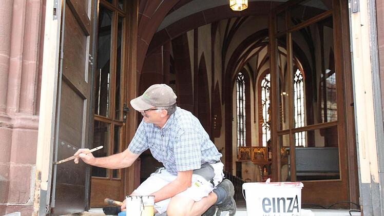 Elmar Köhler vom städtischen Bauhof hat alle acht Türen frisch gestrichen. Foto: Kerstin Väth
