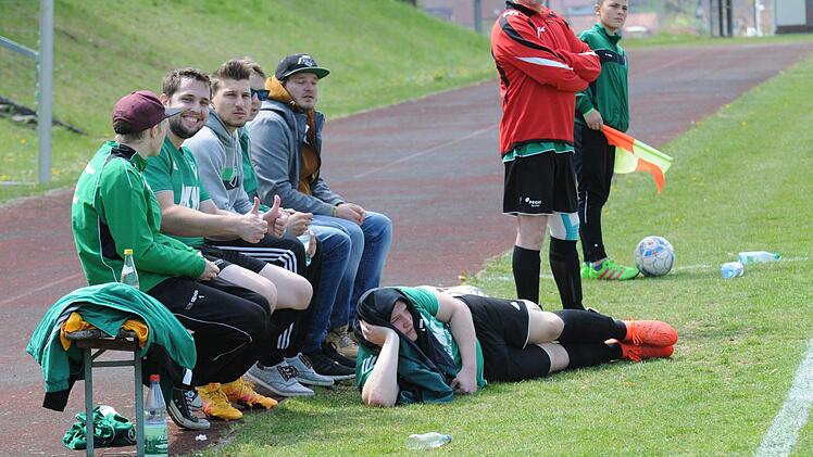 Entspannte Bankdrücker beim FC Poppenlauer II. Foto: ssp