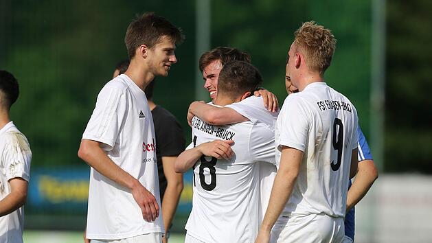 Paul Schulze-Zachau, Simon Drie&szlig;lein, Philipp Viereckl, Timur Zenginer und Tim Basener (v.l.) fielen sich sich trotz der 0:2-Pleite in Feucht in die Arme. Das Hinspiel hatte der FSV mit 3:0 gewonnen. Fotos: Sportfoto Zink