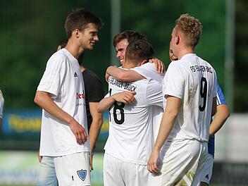 Paul Schulze-Zachau, Simon Drießlein, Philipp Viereckl, Timur Zenginer und Tim Basener (v.l.) fielen sich sich trotz der 0:2-Pleite in Feucht in die Arme. Das Hinspiel hatte der FSV mit 3:0 gewonnen. Fotos: Sportfoto Zink