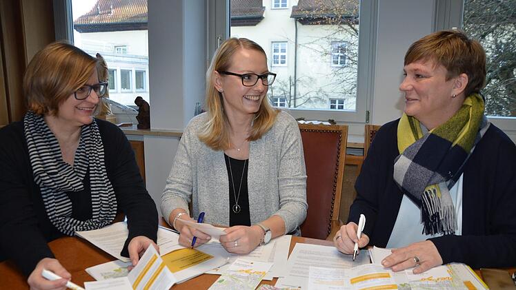 Anja Wettstein (links) und Judith Jochmann (rechts) sind im Rathaus gemeinsam mit Cathleen Sch&uuml;&szlig;ler Ansprechpartner   in Sachen  Isek.