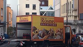 Feld der Verwüstung in Würzburg: Psychisch kranker Mann klaut Laster und rammt Autos