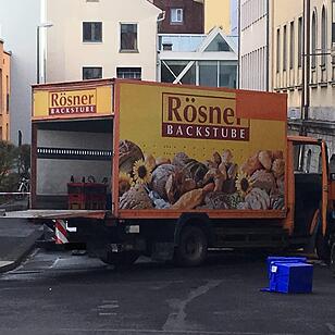 Feld der Verwüstung in Würzburg: Psychisch kranker Mann klaut Laster und rammt Autos