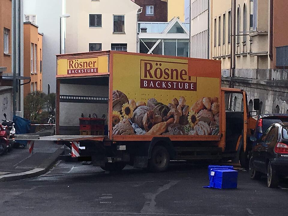 Feld der Verwüstung in Würzburg: Psychisch kranker Mann klaut Laster und rammt Autos
