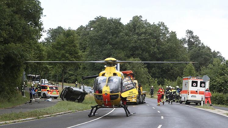 Bei einem schweren Unfall im Kreis Bamberg ist am Freitagnachmittag eine Autofahrerin schwer verletzt worden. Auch ein Rettungshubschrauber war im Einsatz. Foto: NEWS5/Herse