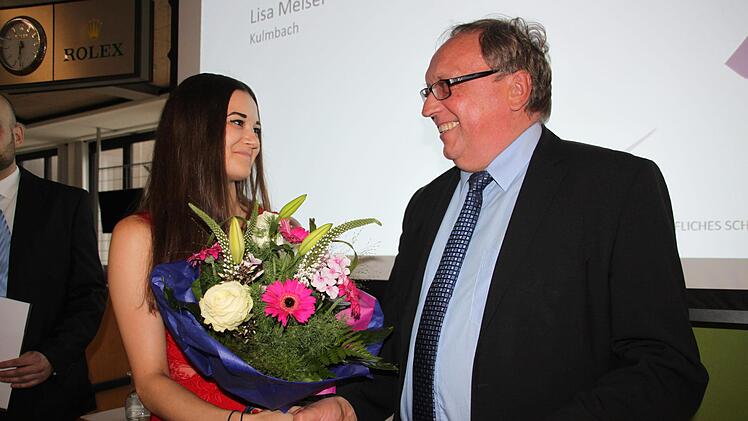 Dieter Schaar überreicht Lisa Meisel den Landkreispreis. Sie hat ihre Schullaufbahn mit dem hervorragenden Abiturschnitt von 1,39 gekrönt.  Foto: Stephan Stöckel