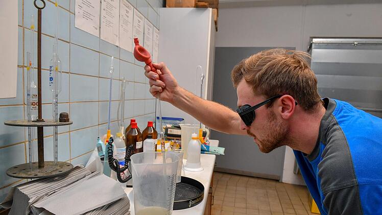 Brauer André Knauer prüft täglich mehrmals die Laugenkonzentration der Flaschenwaschanlage. Foto: Ronald Rinlef