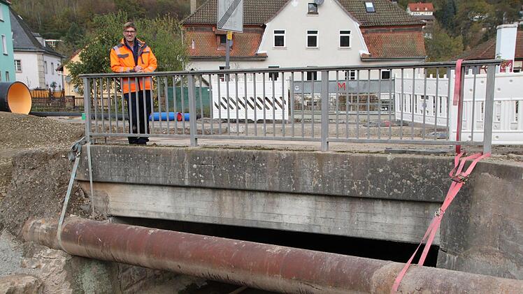 Herausforderung: Der Kanal quert den Röthbach, wie Abwasserchef Horst Steinhoff zeigt. Foto: Ulrike Müller