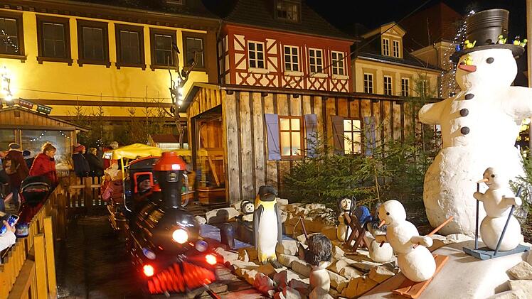 In rasantem Tempo geht es auch in diesem Jahr f&uuml;r die Kleinen wieder rund um die liebevoll arrangierte Winterlandschaft herum.