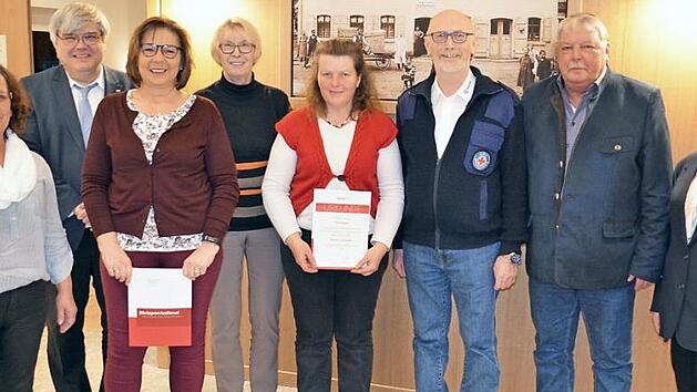 In der B&uuml;rgerversammlung wurden langj&auml;hrige Blutspender geehrt (von links): Christine Husli (100 Blutspenden), Helga Biesenecker (50), Monika Schedel (75), Kerstin Schmidt (75) und J&uuml;rgen Feiner (175) mit (von rechts) Traute Sachs (stellvertretende Leiterin Blutspende), B&uuml;rgermeister Christian Mrosek und BRK-Kreisgesch&auml;ftsf&uuml;hrer Thomas Petrak (links hinten) Foto: Thomas Micheel