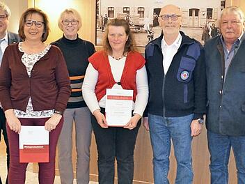 In der Bürgerversammlung wurden langjährige Blutspender geehrt (von links): Christine Husli (100 Blutspenden), Helga Biesenecker (50), Monika Schedel (75), Kerstin Schmidt (75) und Jürgen Feiner (175) mit (von rechts) Traute Sachs (stellvertretende Leiterin Blutspende), Bürgermeister Christian Mrosek und BRK-Kreisgeschäftsführer Thomas Petrak (links hinten) Foto: Thomas Micheel