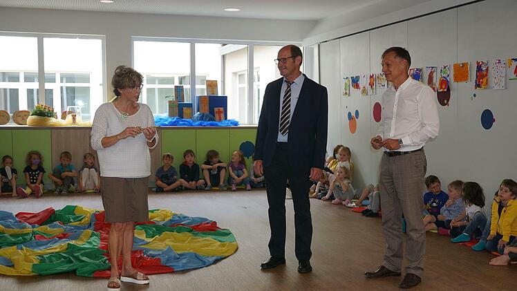 Schlüsselübergabe von Architekt Stefan Richter (rechts) an Bürgermeister Dieter Muth und Kindergartenleiterin Claudia Straub. Foto:Marion Eckert