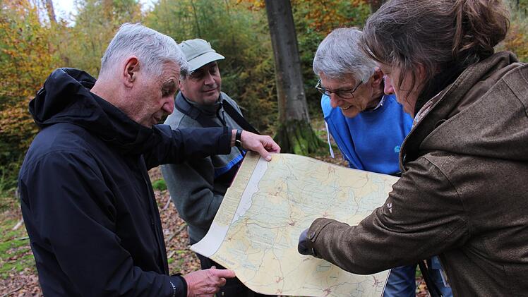 Birgit Badde zeigt die Areale im Stadtwald. Jürgen Pfister (von links) sowie Joachim Dahmer und Vogelexperte Dieter Fünstück orienteiren sich. Foto: Archiv/Julia Raab