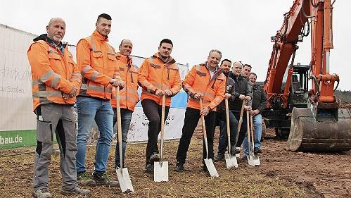 Beim Spatenstich waren Vertreter der Firma Ullrich Bau, des Ingenieurbüros Hossfeld & Fischer sowie Vertreter des Marktes Burkardroth vor Ort.