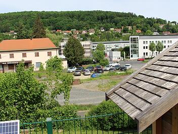 Hier unterhalb des Gartenzauns am Hang, nur wenige Meter entfernt, planen die Stadtwerke ein Trafo-Häuschen. Foto: Julia Raab
