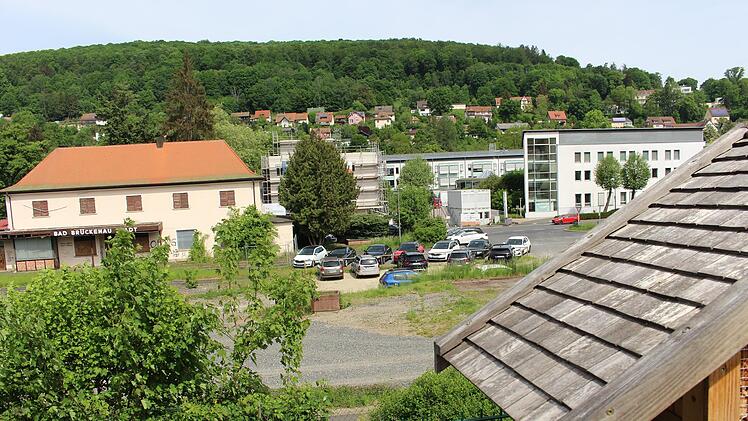Hier unterhalb des Gartenzauns am Hang, nur wenige Meter entfernt, planen die Stadtwerke ein Trafo-Häuschen. Foto: Julia Raab