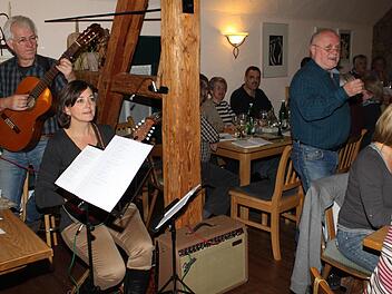 Ein "Muss" bei jedem Singen: Franz Rödelmeier (rechts) sowie Helmut und Monika Appel (von links) laden zum Kanonsingen ein.  Foto: may