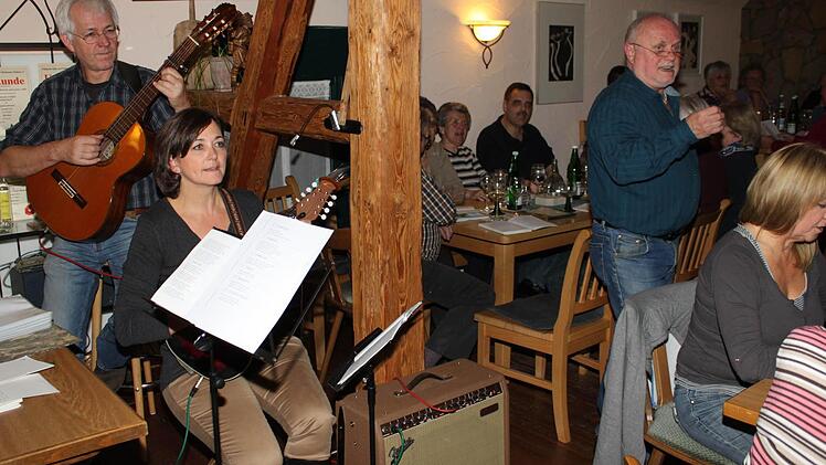Ein "Muss" bei jedem Singen: Franz Rödelmeier (rechts) sowie Helmut und Monika Appel (von links) laden zum Kanonsingen ein.  Foto: may