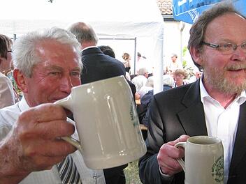 Viele Walsdorfer suchten nach dem Gottesdienst das Gespräch mit Ulrich Rauh (rechts). Auch Bürgermeister Heinrich Faatz.  Foto: Grams